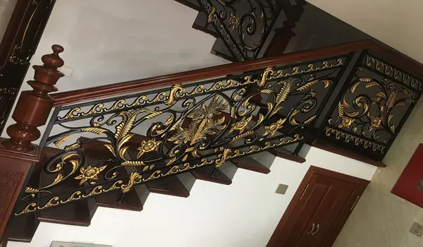 cầu thang sắt mỹ thuật tay gỗ